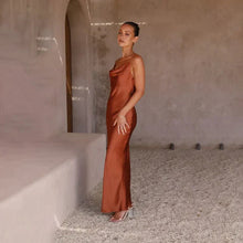 Elizabeth® | Satin dress with an open back and elegant design